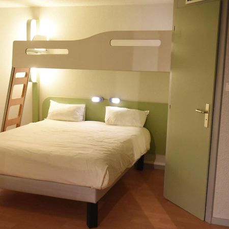Hotel Ibis Budget Laval Bonchamp Les Laval Bagian luar foto