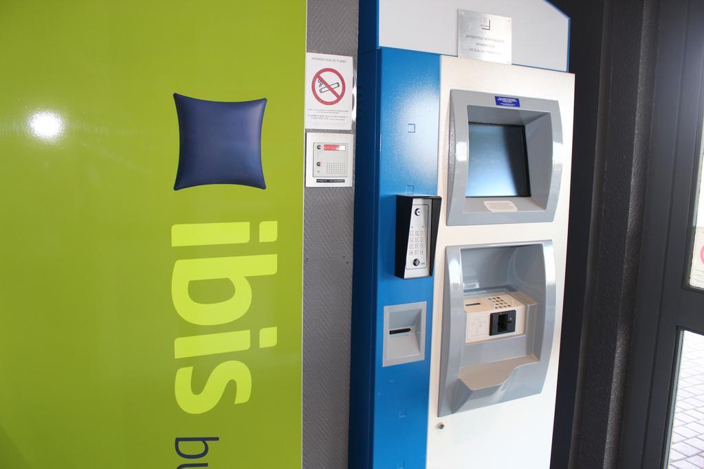 Hotel Ibis Budget Laval Bonchamp Les Laval Bagian luar foto