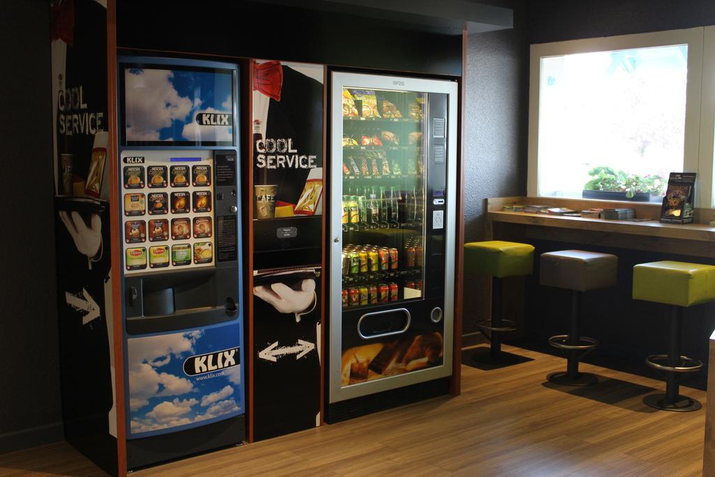 Hotel Ibis Budget Laval Bonchamp Les Laval Bagian luar foto