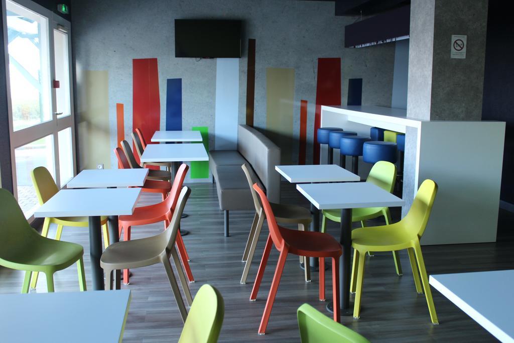 Hotel Ibis Budget Laval Bonchamp Les Laval Bagian luar foto