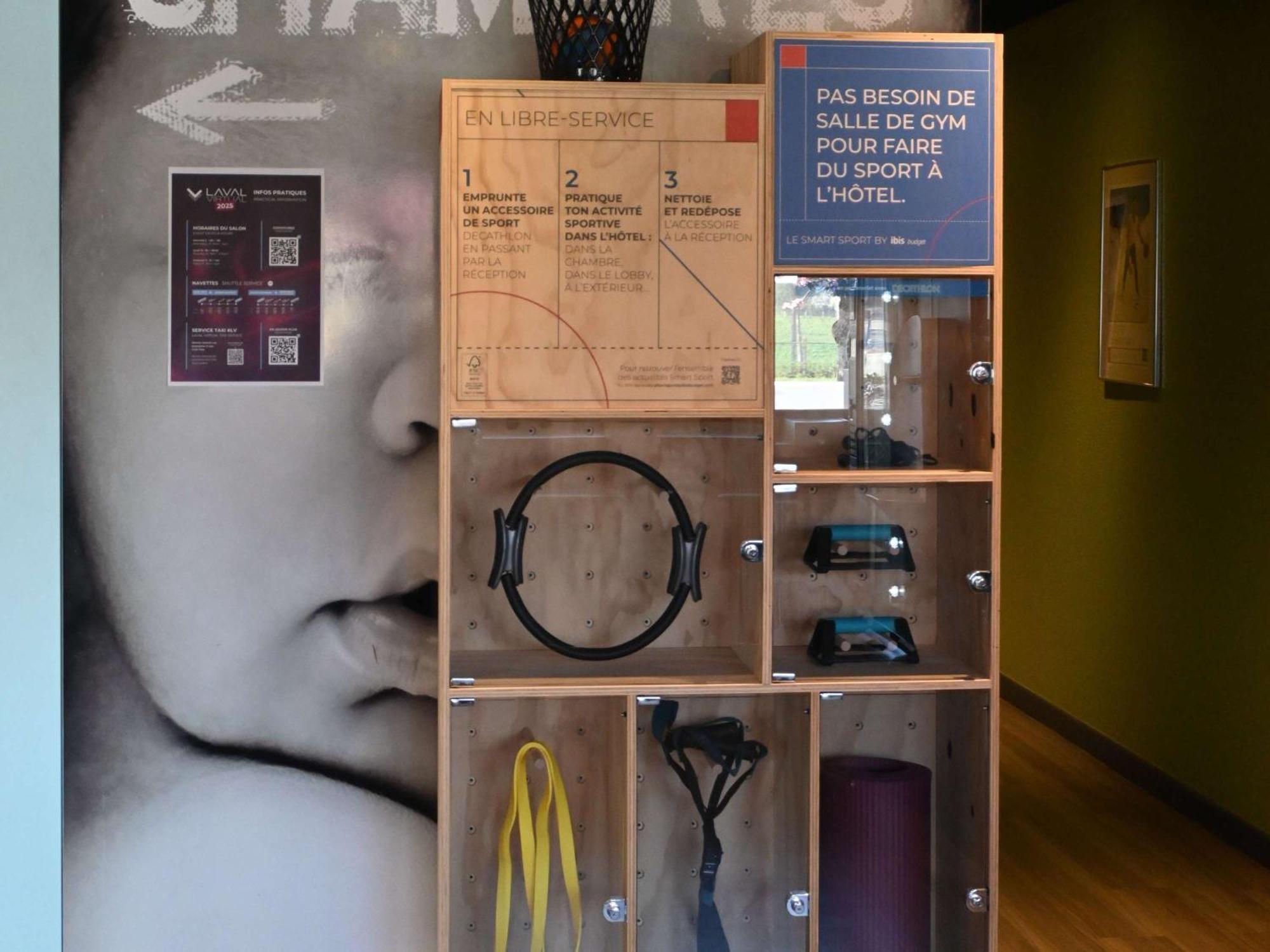 Hotel Ibis Budget Laval Bonchamp Les Laval Bagian luar foto
