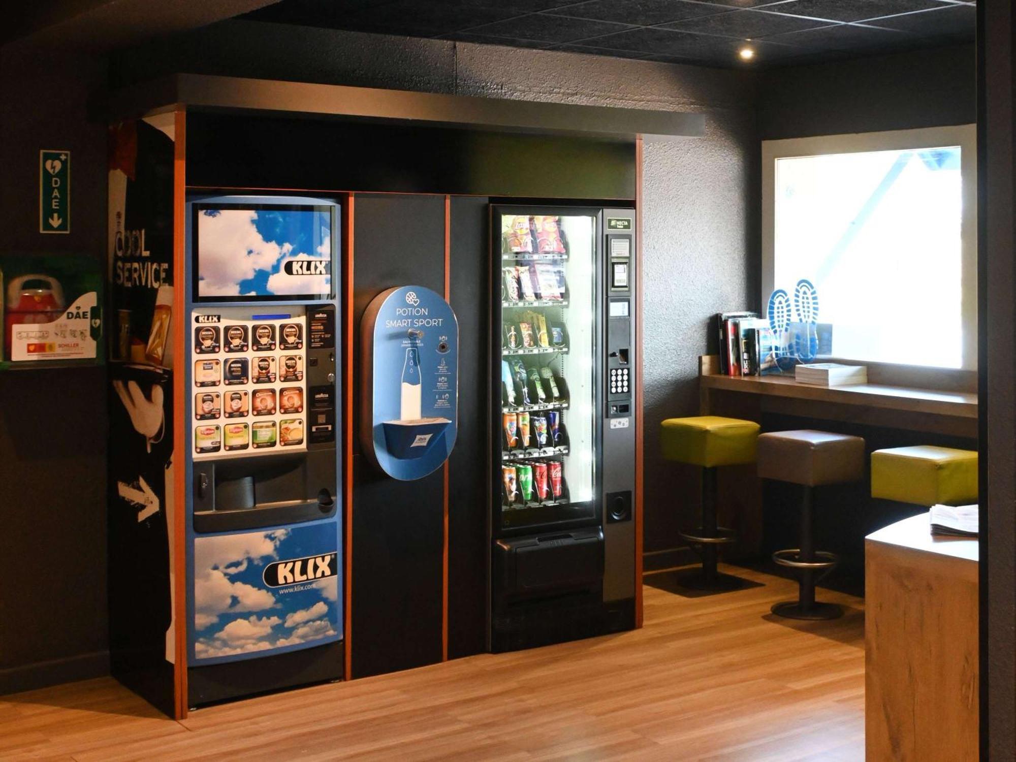 Hotel Ibis Budget Laval Bonchamp Les Laval Bagian luar foto