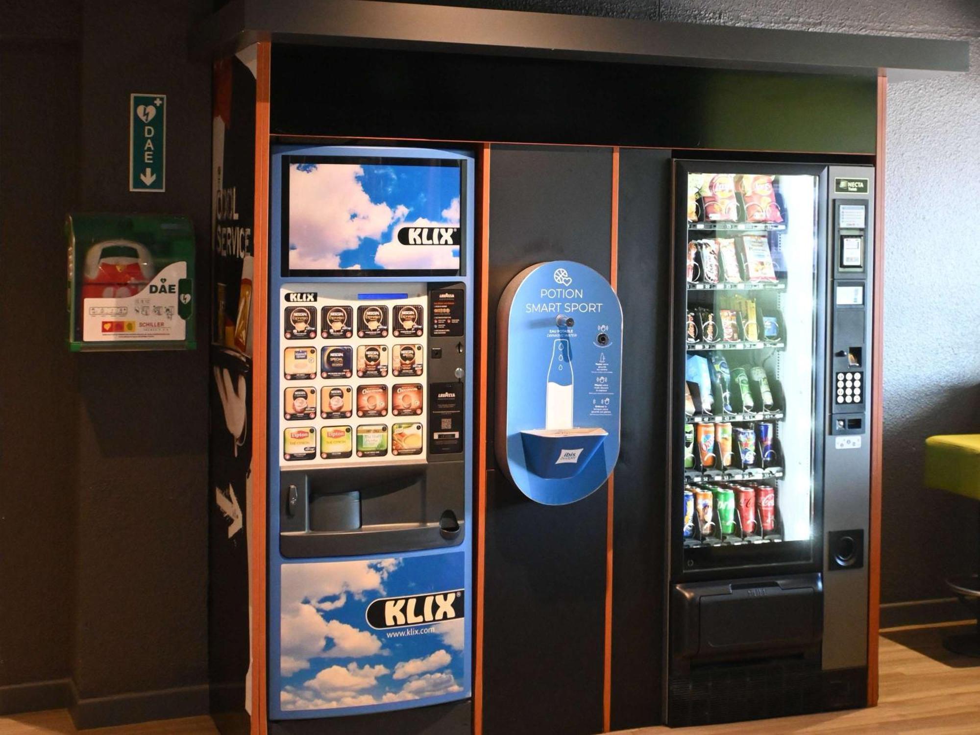 Hotel Ibis Budget Laval Bonchamp Les Laval Bagian luar foto