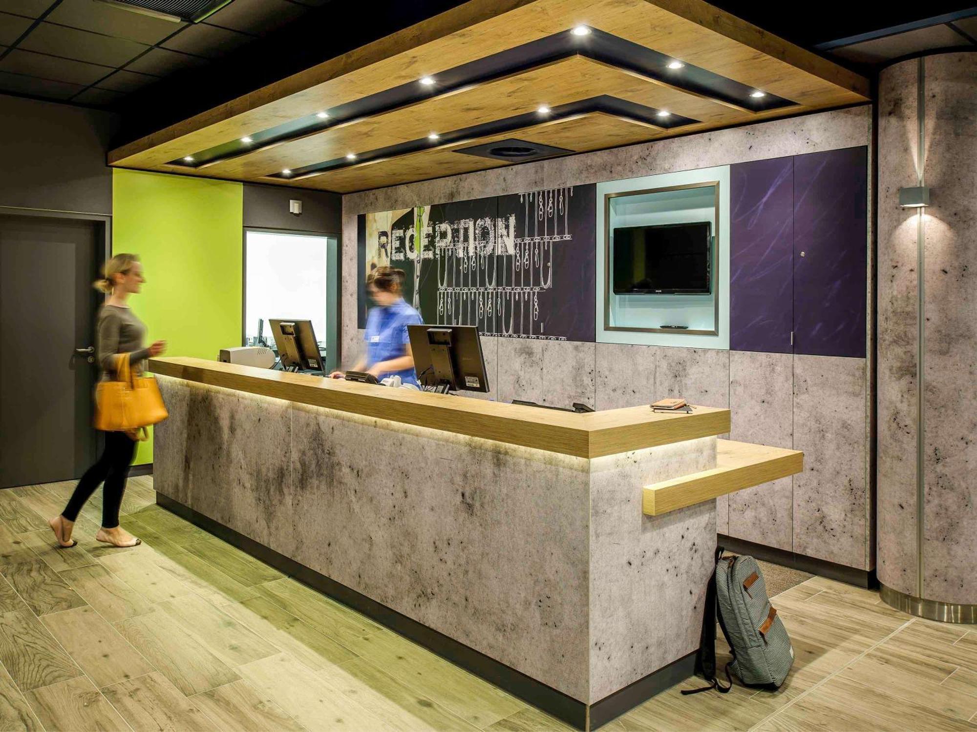 Hotel Ibis Budget Laval Bonchamp Les Laval Bagian luar foto