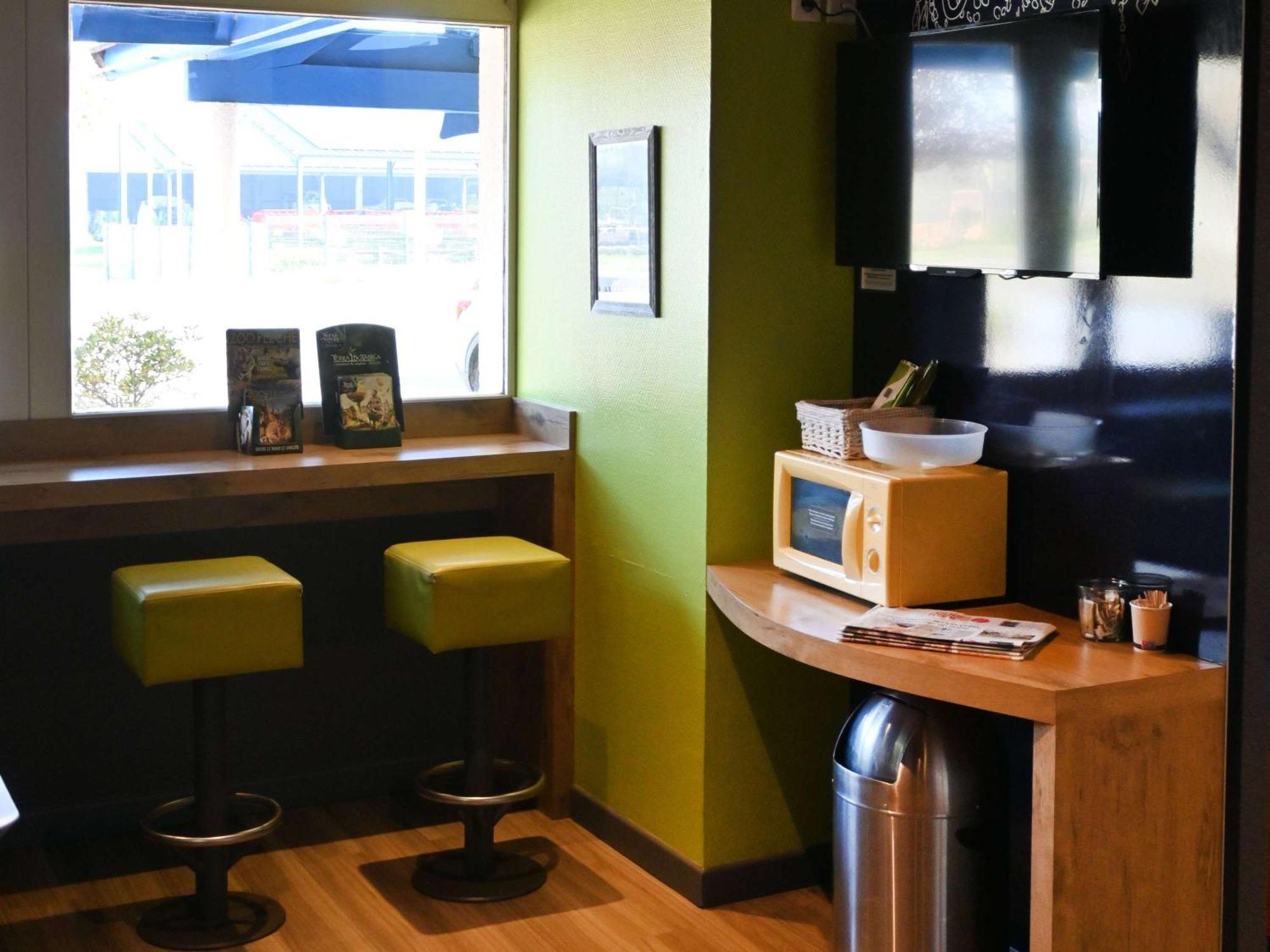 Hotel Ibis Budget Laval Bonchamp Les Laval Bagian luar foto