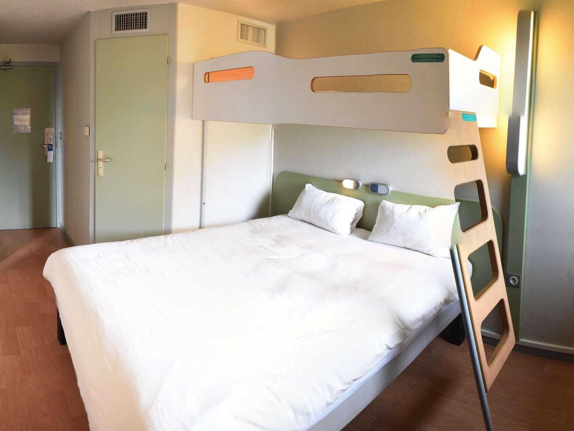 Hotel Ibis Budget Laval Bonchamp Les Laval Bagian luar foto