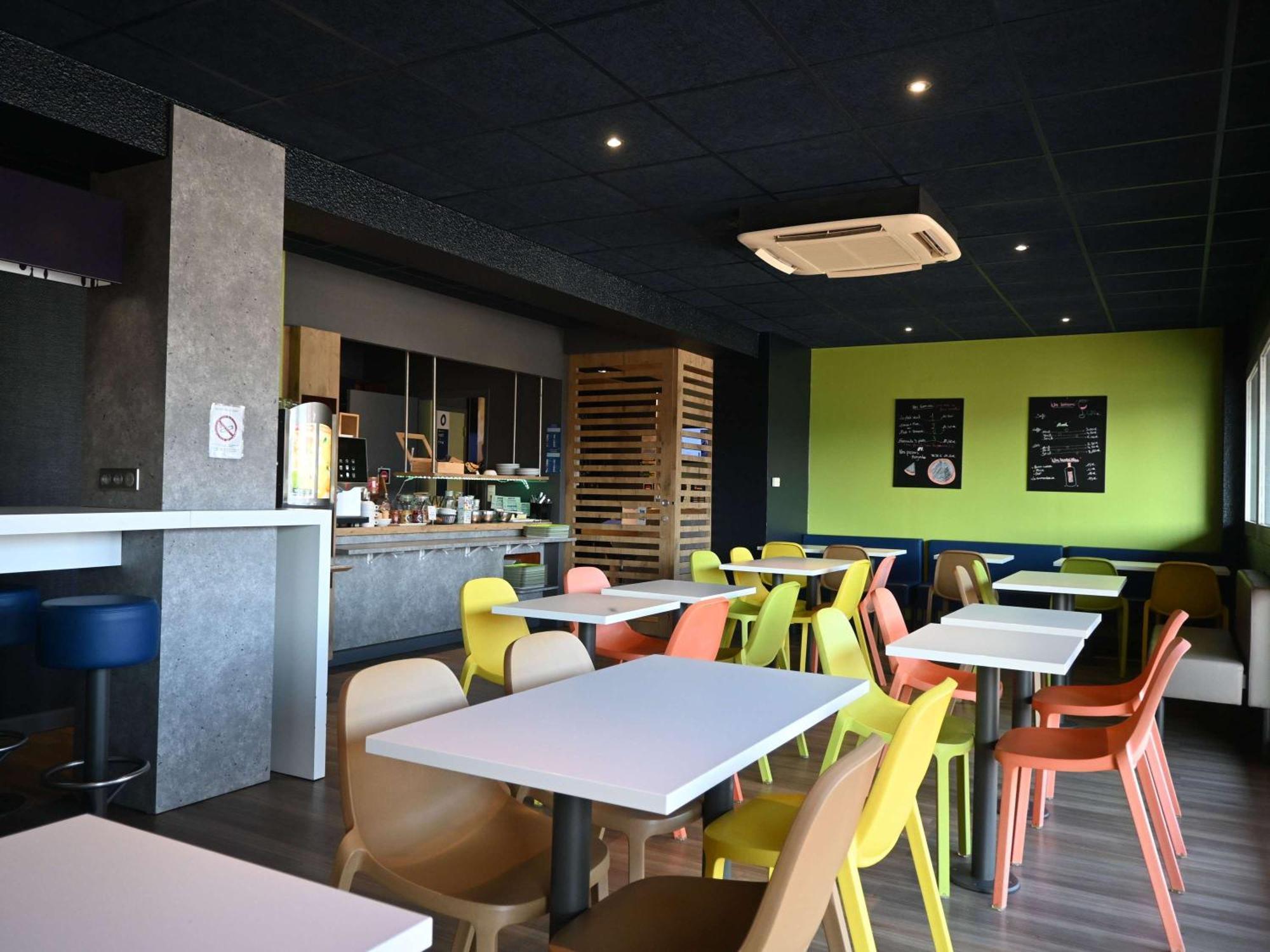 Hotel Ibis Budget Laval Bonchamp Les Laval Bagian luar foto