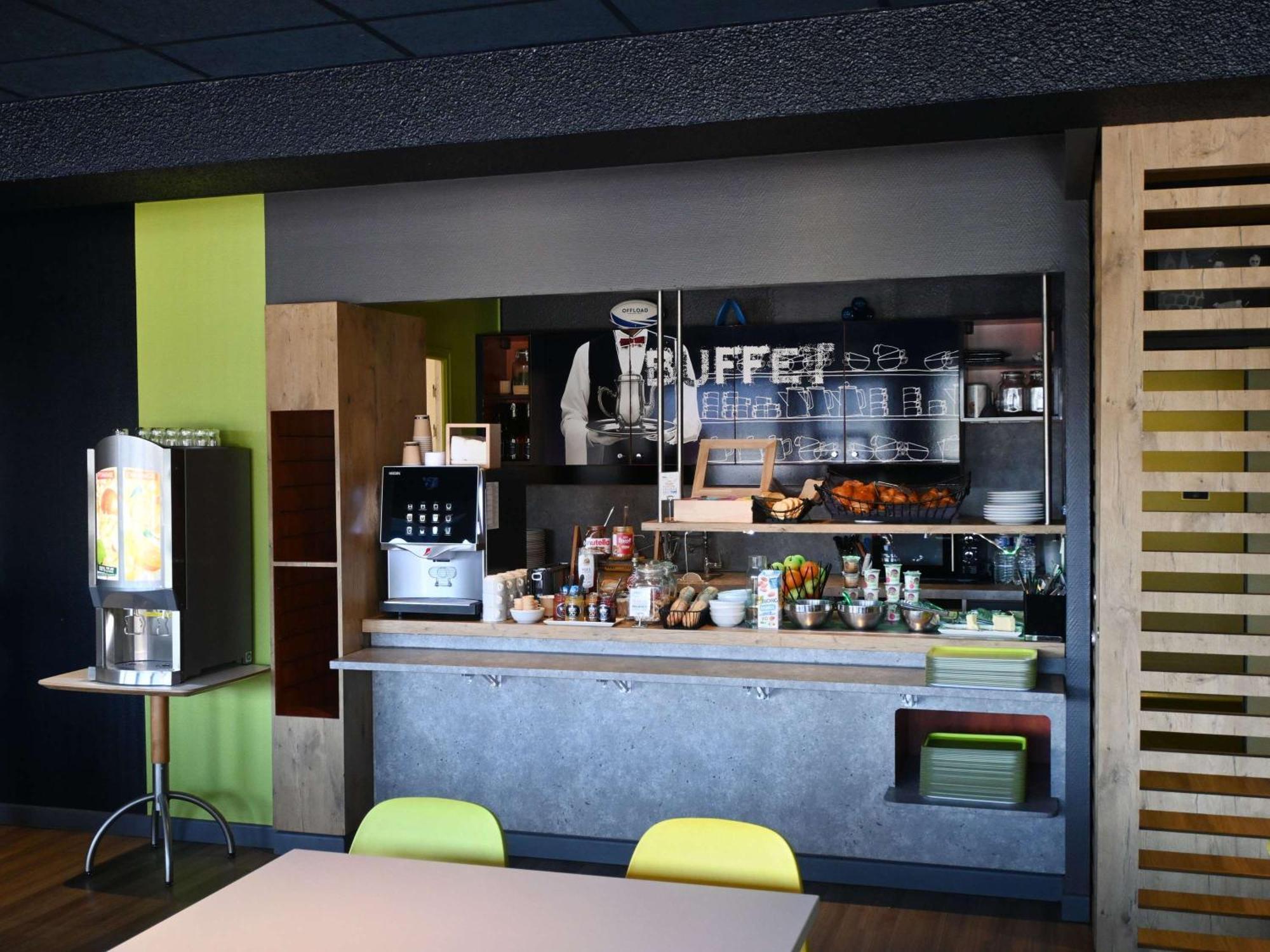 Hotel Ibis Budget Laval Bonchamp Les Laval Bagian luar foto