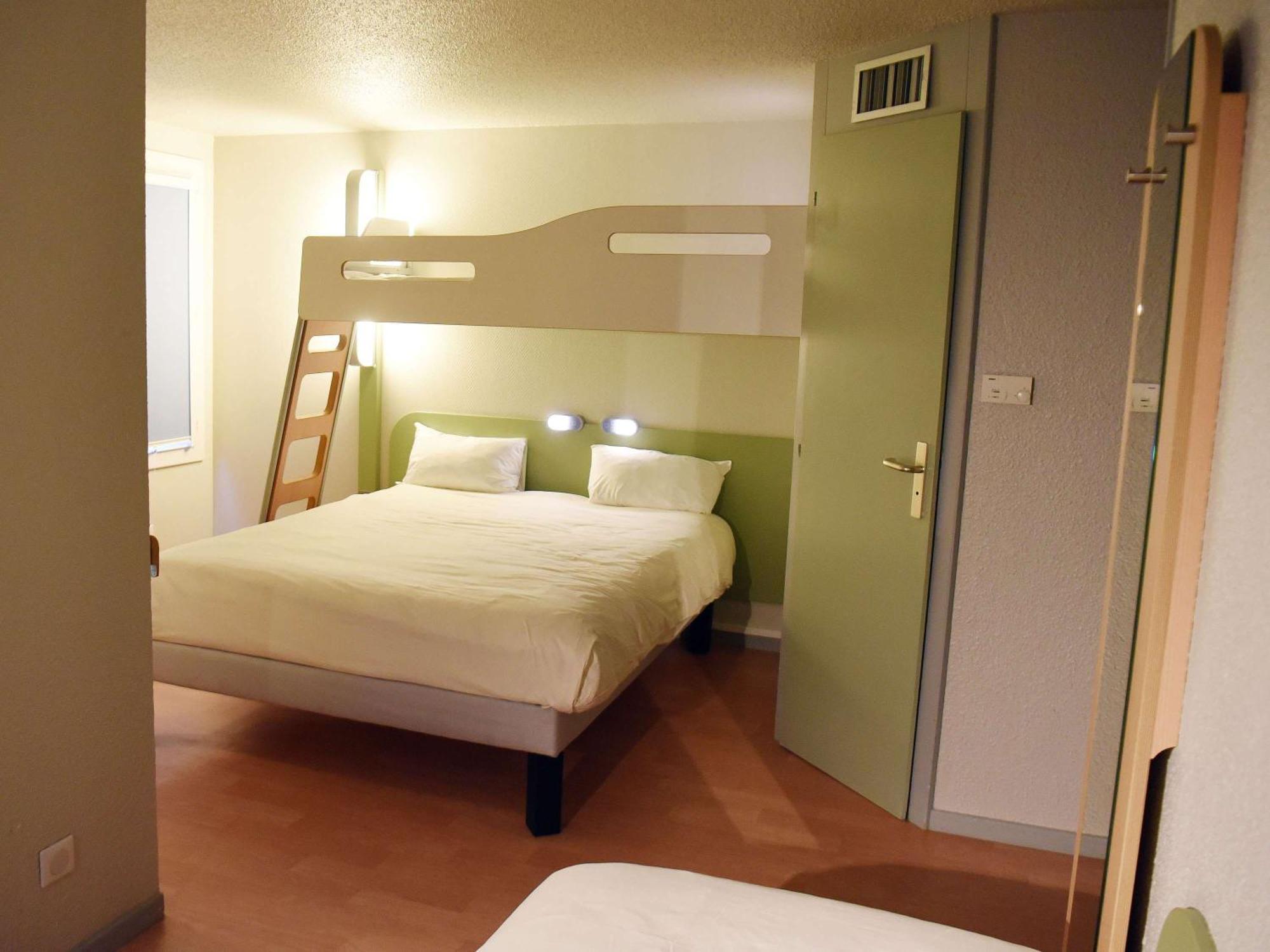 Hotel Ibis Budget Laval Bonchamp Les Laval Bagian luar foto