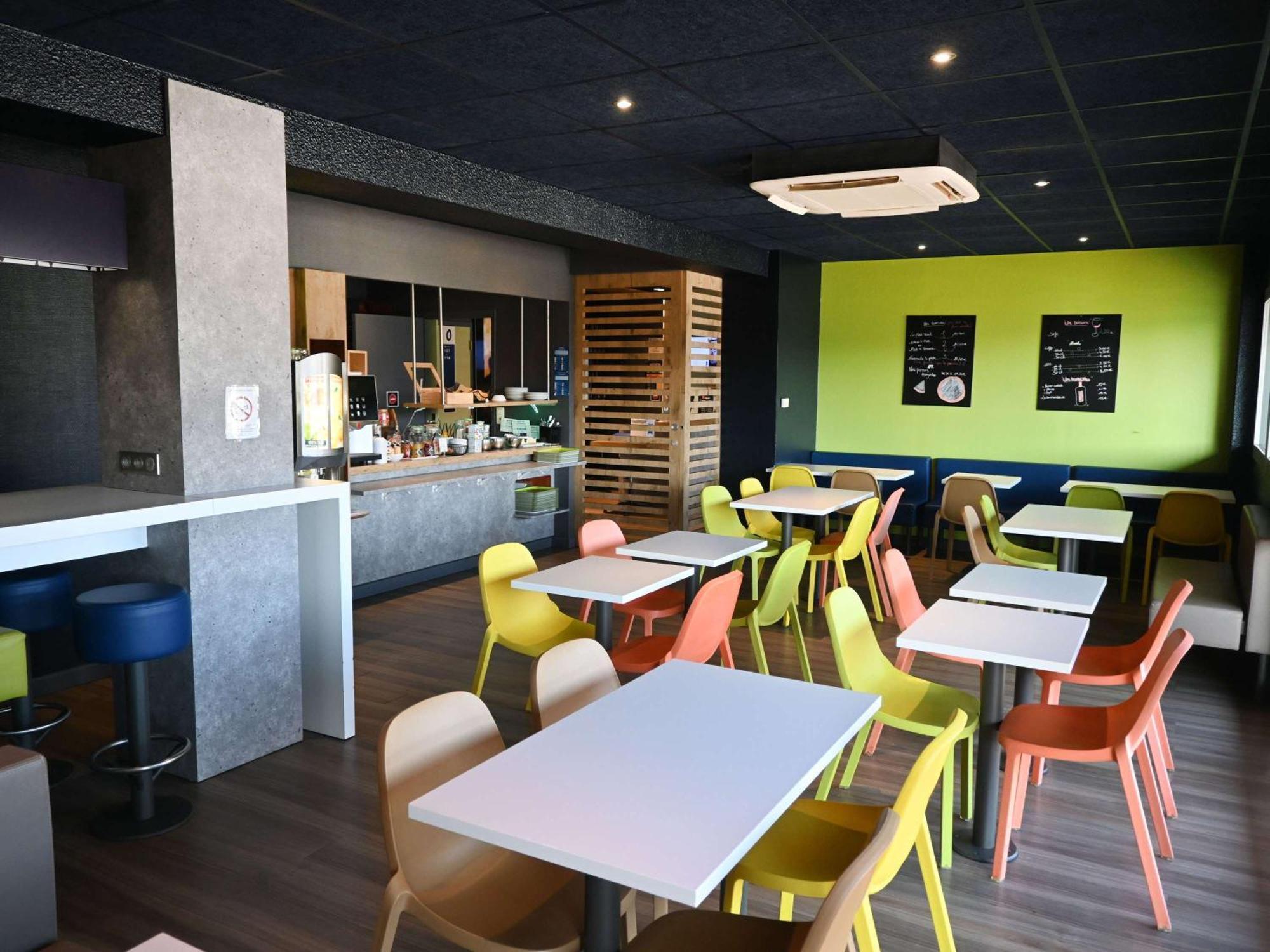Hotel Ibis Budget Laval Bonchamp Les Laval Bagian luar foto
