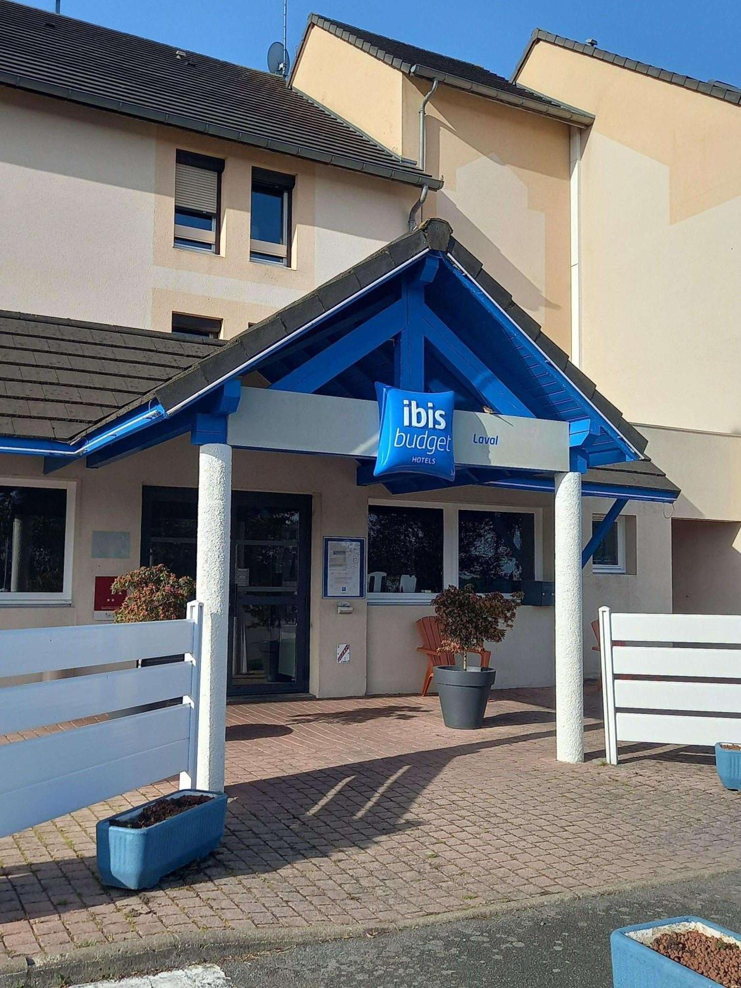 Hotel Ibis Budget Laval Bonchamp Les Laval Bagian luar foto