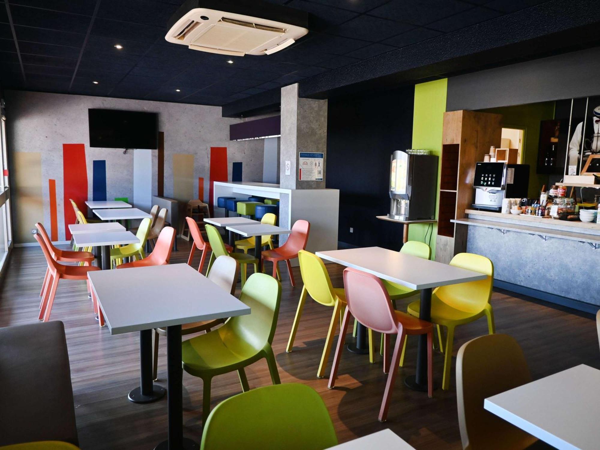 Hotel Ibis Budget Laval Bonchamp Les Laval Bagian luar foto