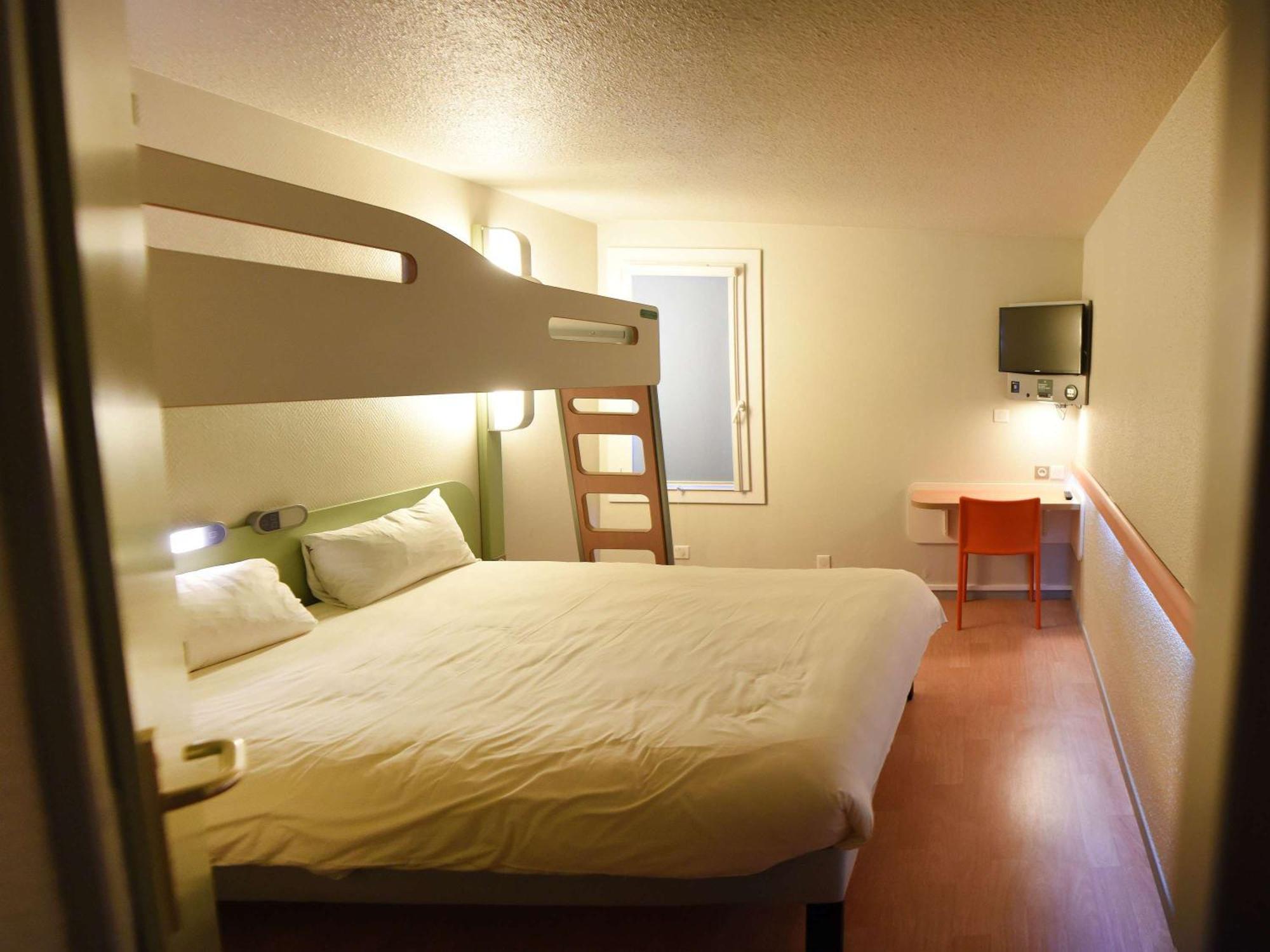 Hotel Ibis Budget Laval Bonchamp Les Laval Bagian luar foto