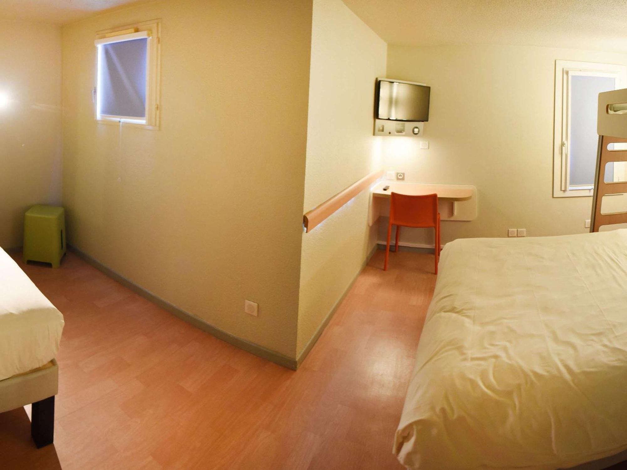 Hotel Ibis Budget Laval Bonchamp Les Laval Bagian luar foto