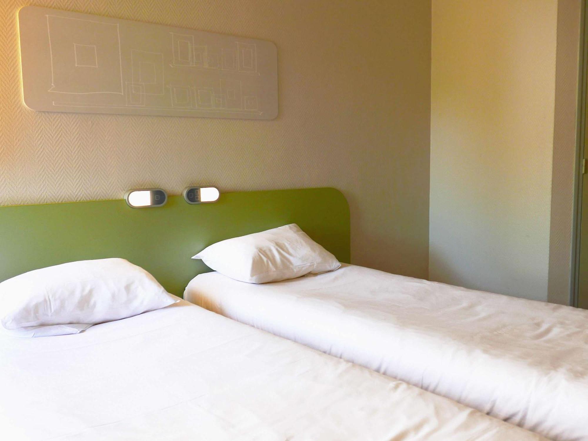 Hotel Ibis Budget Laval Bonchamp Les Laval Bagian luar foto