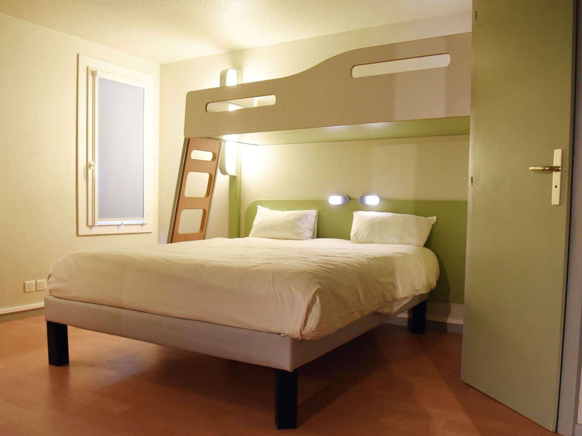 Hotel Ibis Budget Laval Bonchamp Les Laval Bagian luar foto