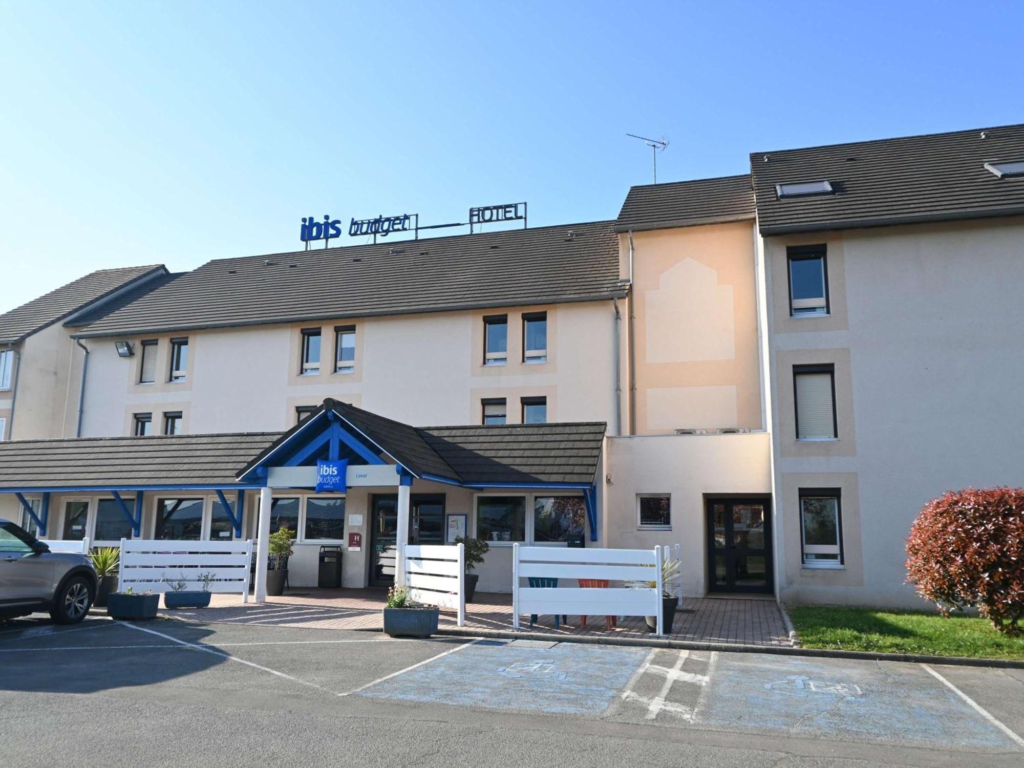 Hotel Ibis Budget Laval Bonchamp Les Laval Bagian luar foto