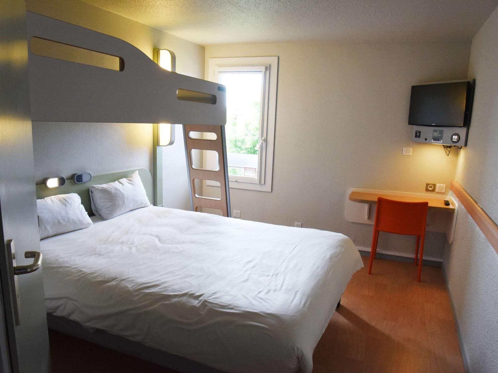 Hotel Ibis Budget Laval Bonchamp Les Laval Bagian luar foto