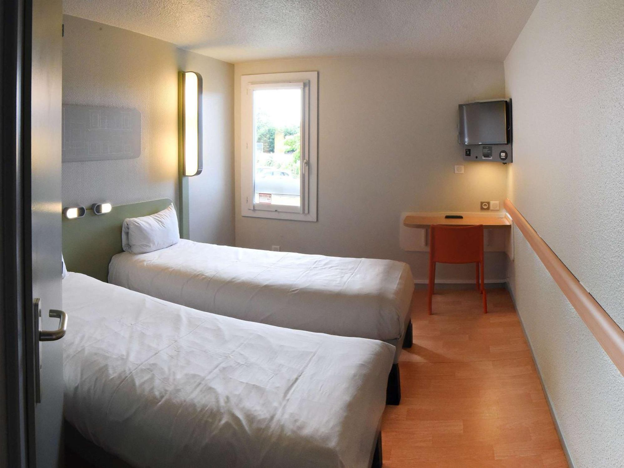 Hotel Ibis Budget Laval Bonchamp Les Laval Bagian luar foto