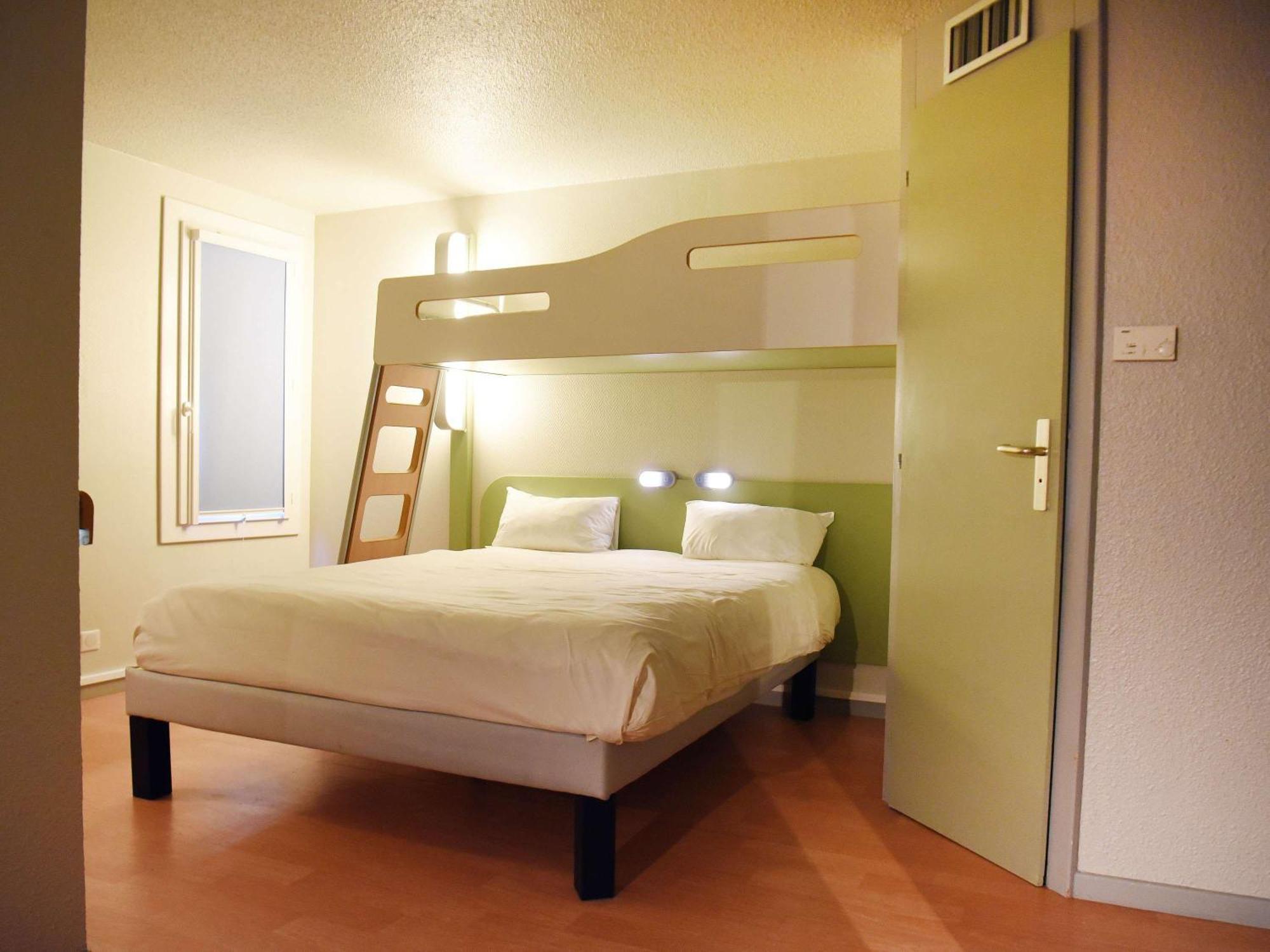 Hotel Ibis Budget Laval Bonchamp Les Laval Bagian luar foto