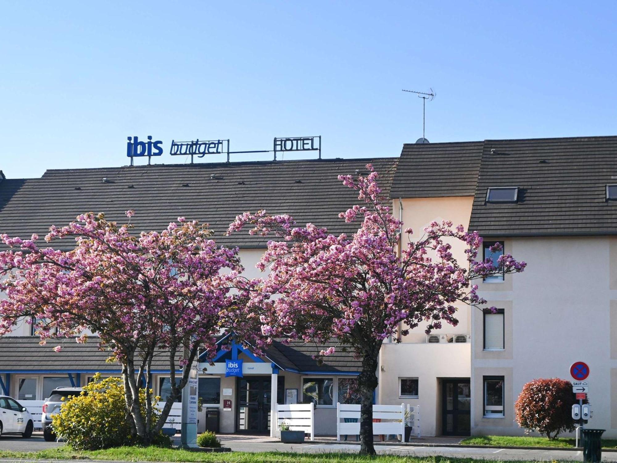 Hotel Ibis Budget Laval Bonchamp Les Laval Bagian luar foto