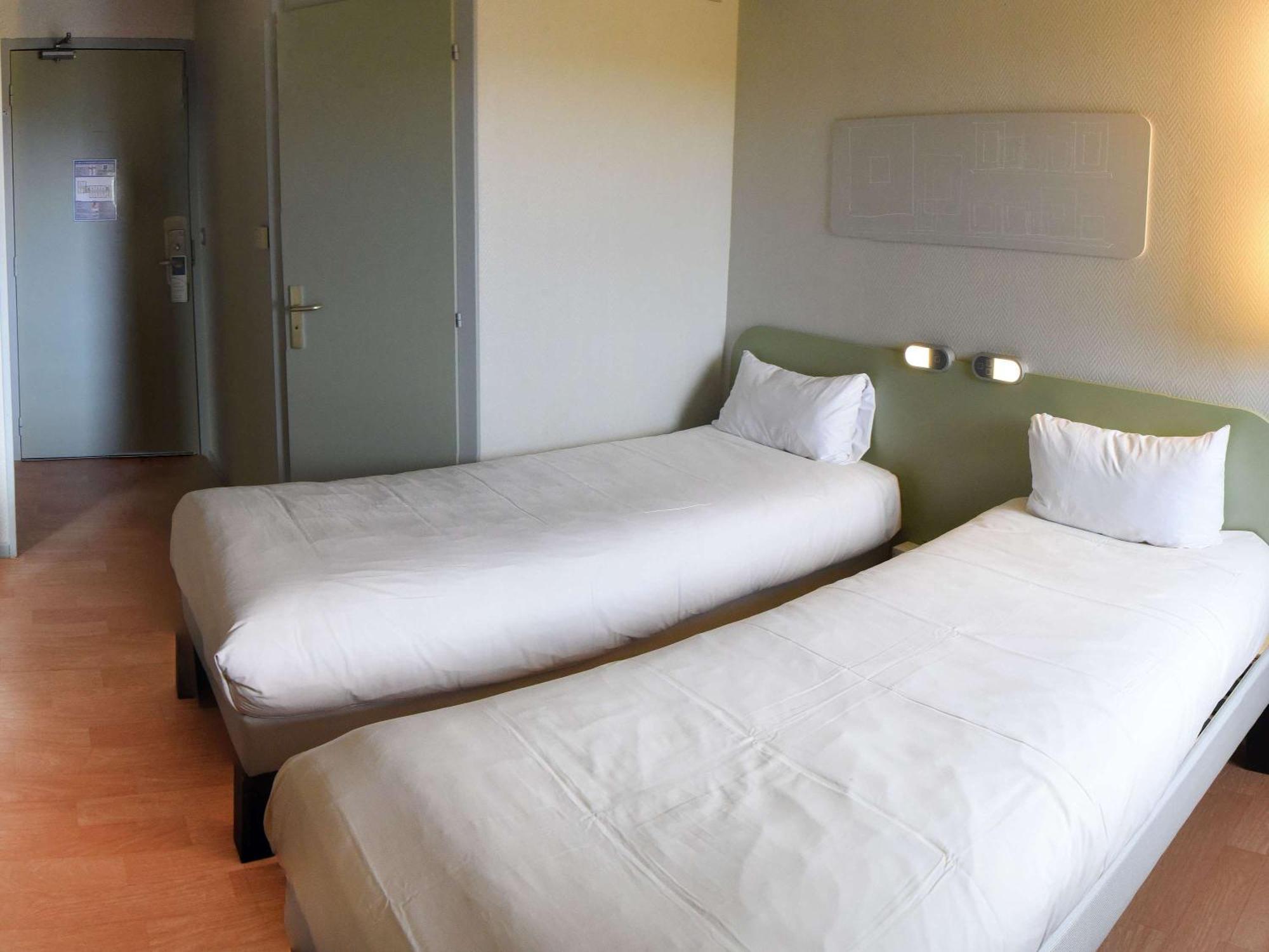 Hotel Ibis Budget Laval Bonchamp Les Laval Bagian luar foto