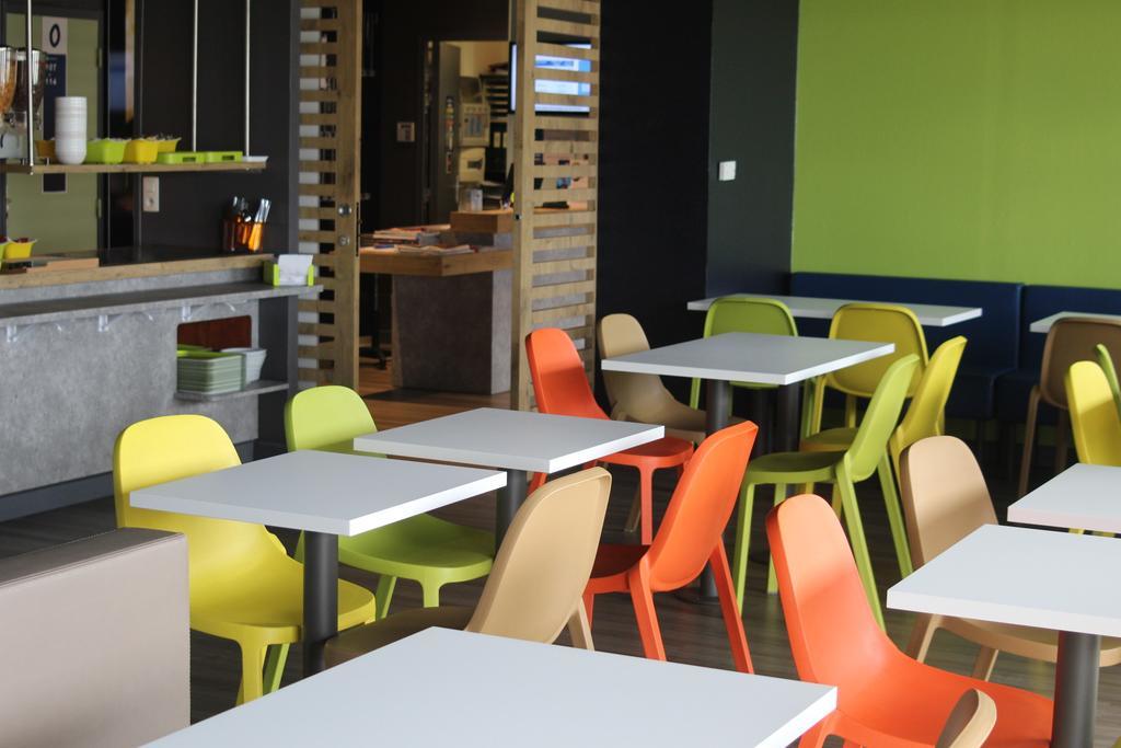 Hotel Ibis Budget Laval Bonchamp Les Laval Bagian luar foto