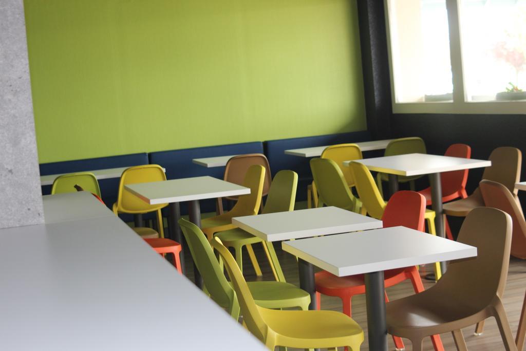 Hotel Ibis Budget Laval Bonchamp Les Laval Bagian luar foto
