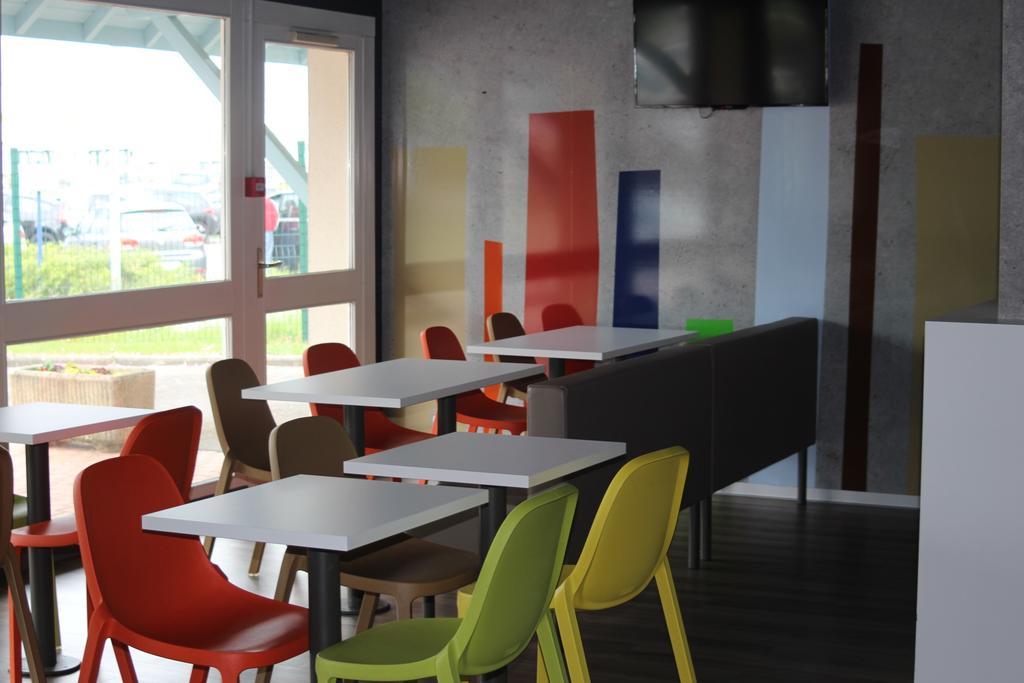 Hotel Ibis Budget Laval Bonchamp Les Laval Bagian luar foto