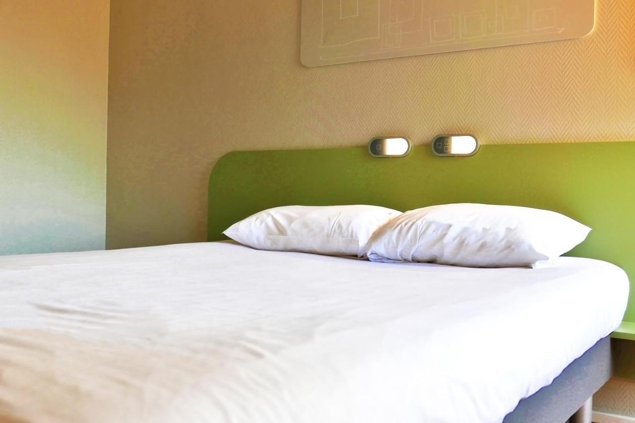 Hotel Ibis Budget Laval Bonchamp Les Laval Bagian luar foto