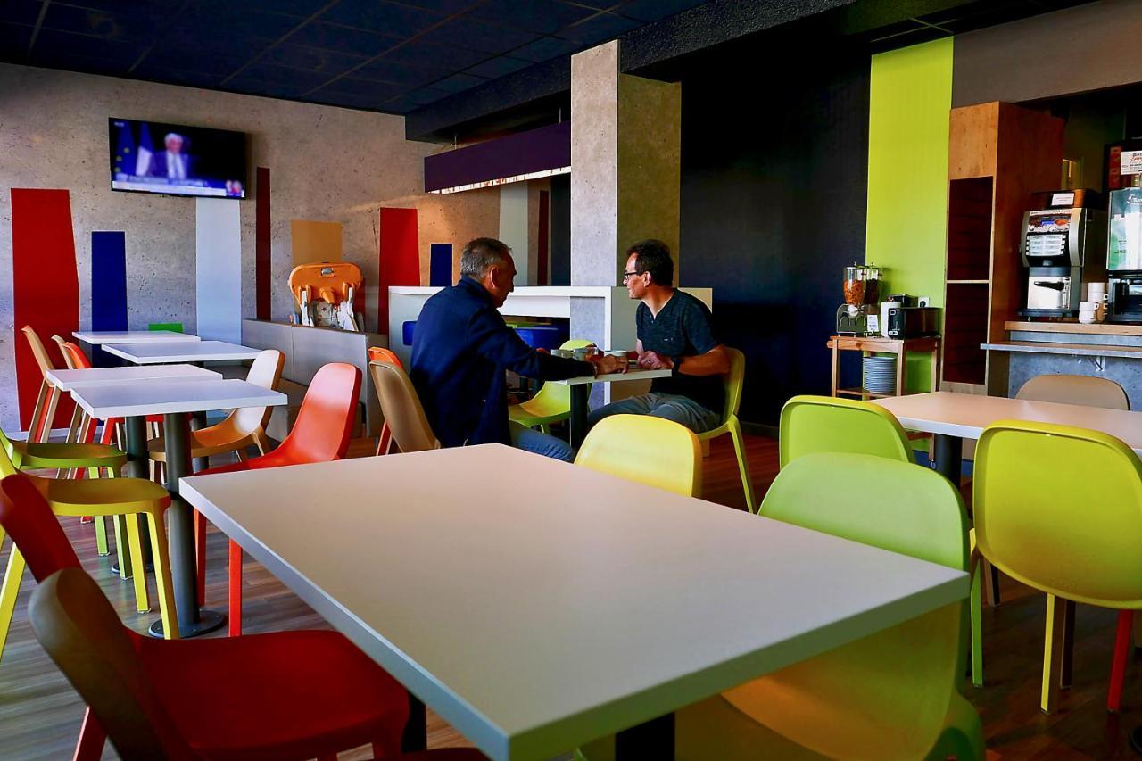Hotel Ibis Budget Laval Bonchamp Les Laval Bagian luar foto