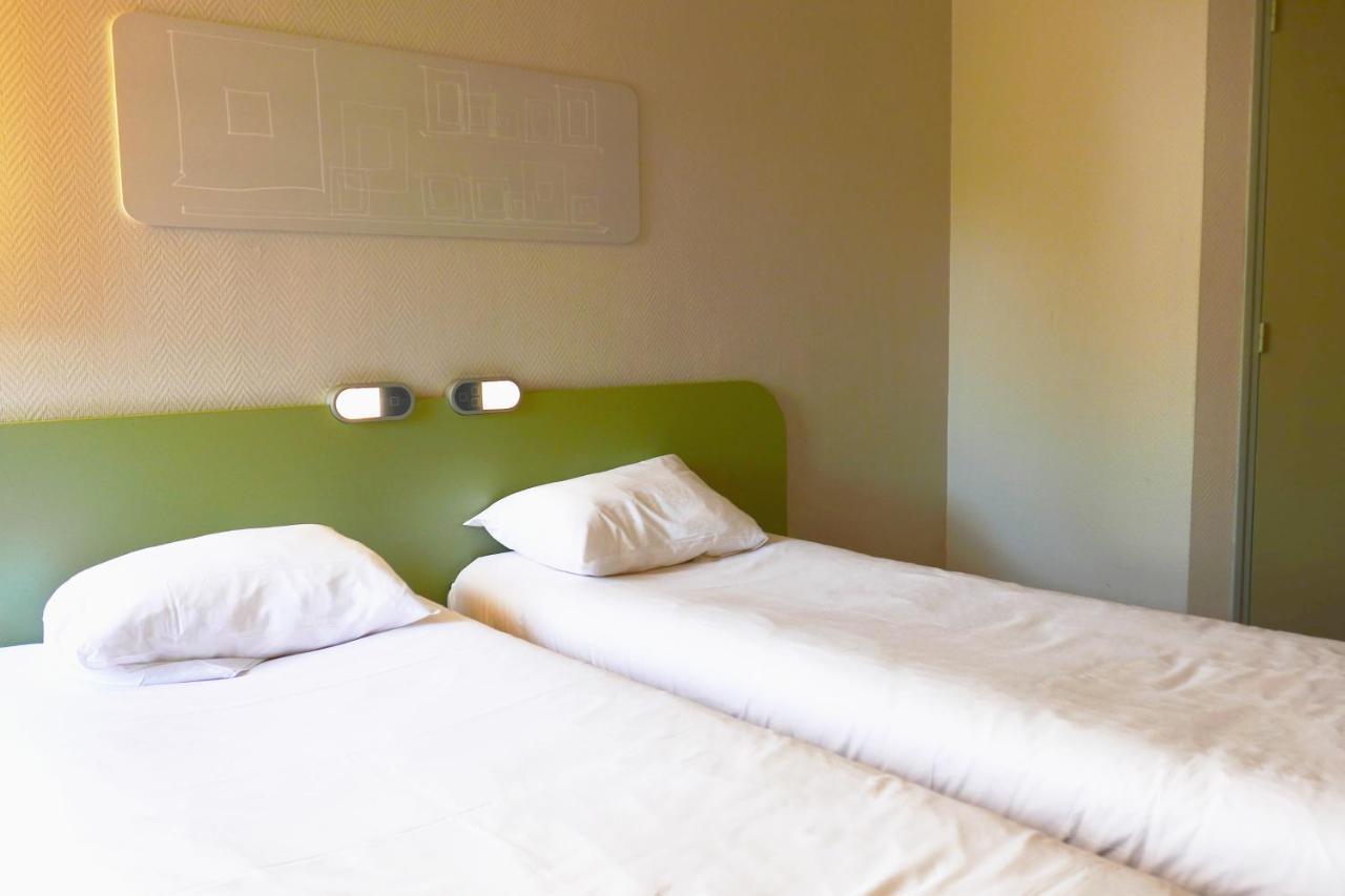 Hotel Ibis Budget Laval Bonchamp Les Laval Bagian luar foto