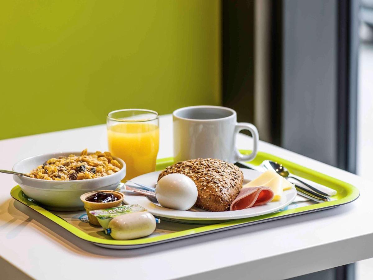 Hotel Ibis Budget Laval Bonchamp Les Laval Bagian luar foto